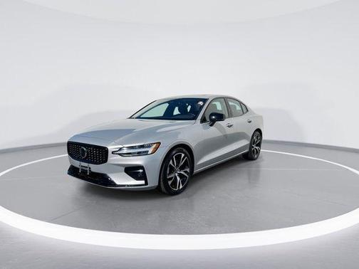 2024 Volvo S60 B5 Core Dark Theme