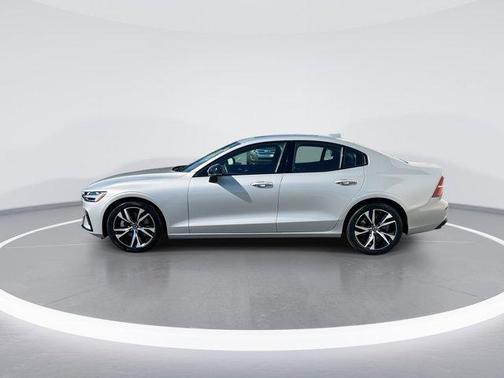 2024 Volvo S60 B5 Core Dark Theme