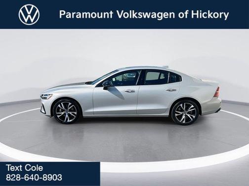 2024 Volvo S60 B5 Core Dark Theme