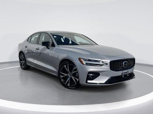 2024 Volvo S60 B5 Core Dark Theme