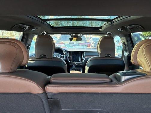 2025 Volvo V60 Cross Country B5 Plus