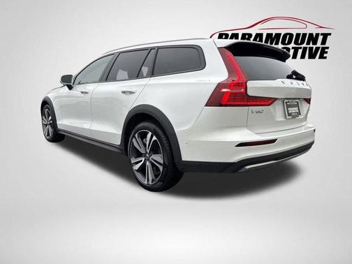 2025 Volvo V60 Cross Country B5 Plus