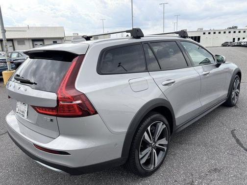 2024 Volvo V60 Cross Country B5 Plus