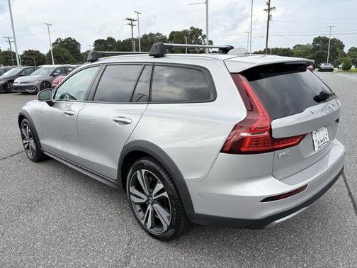 2024 Volvo V60 Cross Country B5 Plus
