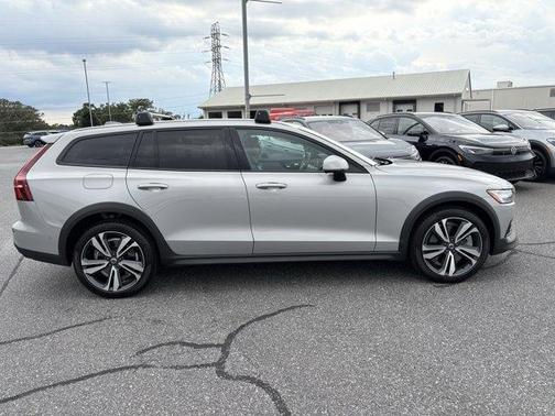 2024 Volvo V60 Cross Country B5 Plus