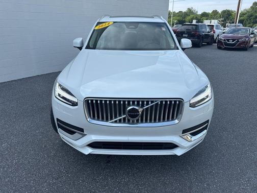 Crystal White 2024 Volvo XC90 Recharge Plug-In Hybrid T8 Core Bright Theme