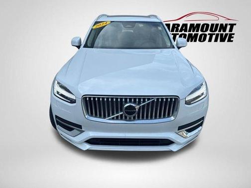 Crystal White 2024 Volvo XC90 Recharge Plug-In Hybrid T8 Core Bright Theme