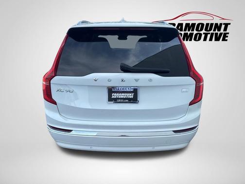 Crystal White 2024 Volvo XC90 Recharge Plug-In Hybrid T8 Core Bright Theme