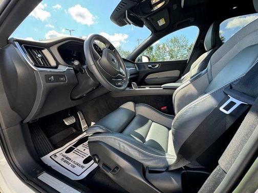 2022 Volvo XC60 B6 R-Design