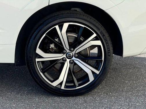 2022 Volvo XC60 B6 R-Design