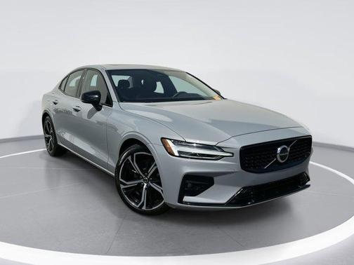 2024 Volvo S60 B5 Core Dark Theme