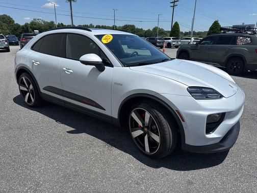 Ice Grey Metallic 2025 Porsche Macan 4S