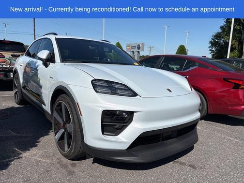 Ice Grey Metallic 2025 Porsche Macan 4S