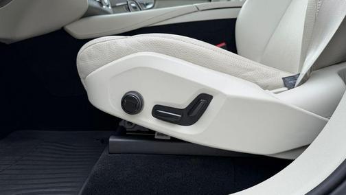 2024 Volvo XC90 B6 Plus Bright Theme 7-Seater
