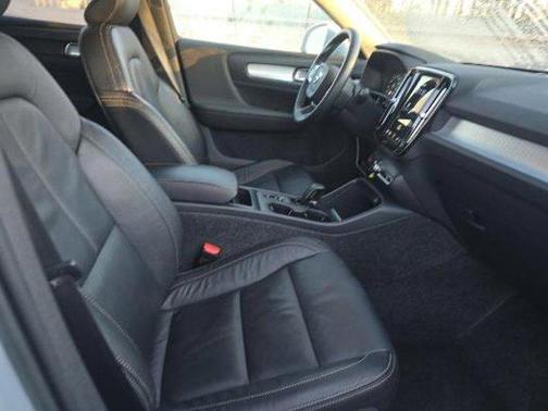 2022 Volvo XC40 T5 Momentum