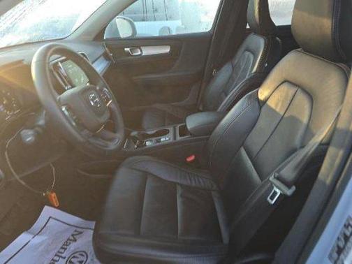 2022 Volvo XC40 T5 Momentum