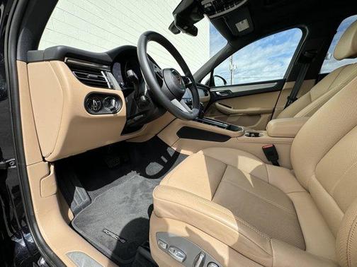 2024 Porsche Macan Base (PDK)