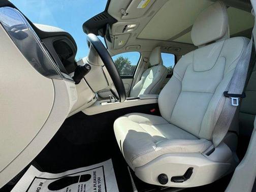 2023 Volvo XC60 B5 Plus Bright Theme