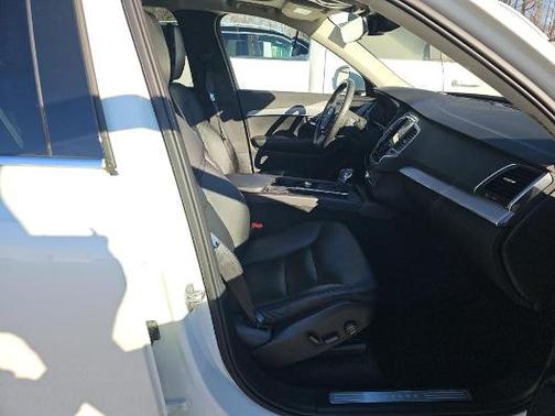 2022 Volvo XC90 T5 Momentum 7 Passenger