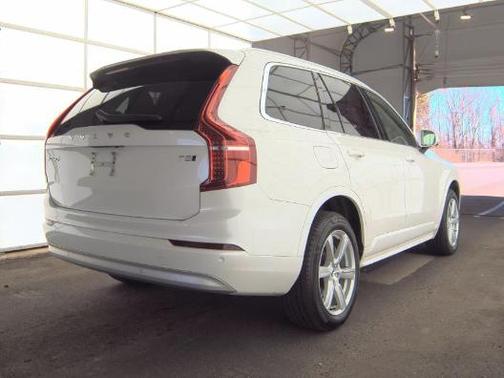 2022 Volvo XC90 T5 Momentum 7 Passenger