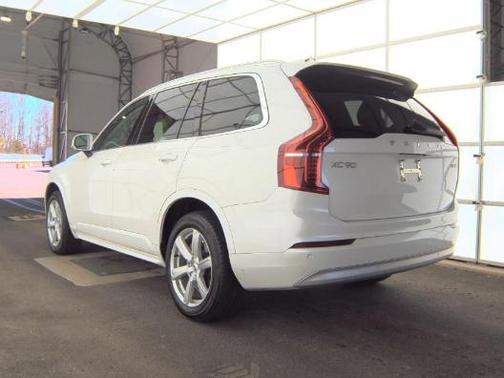 2022 Volvo XC90 T5 Momentum 7 Passenger
