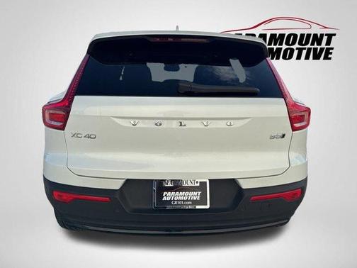 2024 Volvo XC40 B5 Plus Dark Theme