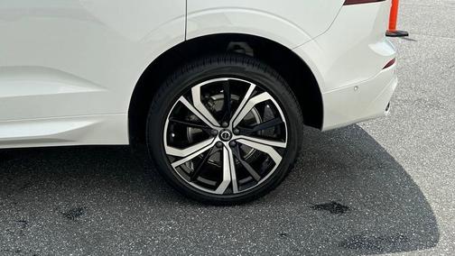 2025 Volvo XC60 B5 Ultra