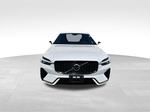 2022 Volvo XC60 B6 R-Design
