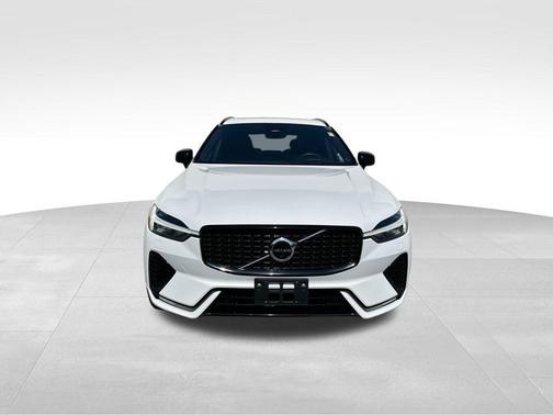 2022 Volvo XC60 B6 R-Design