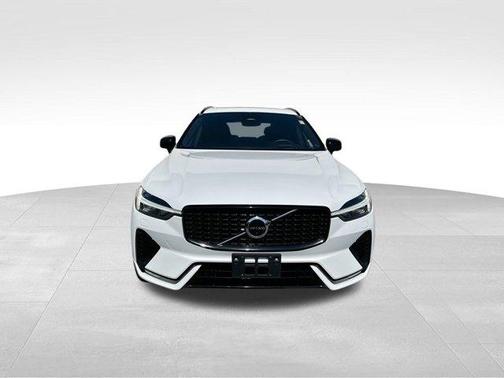2022 Volvo XC60 B6 R-Design