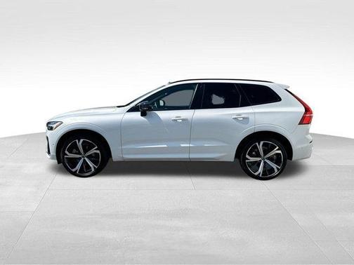 2022 Volvo XC60 B6 R-Design