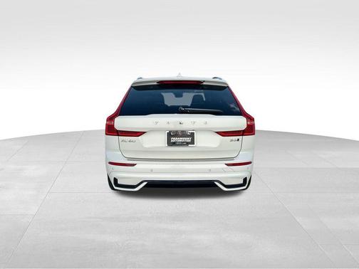 2022 Volvo XC60 B6 R-Design