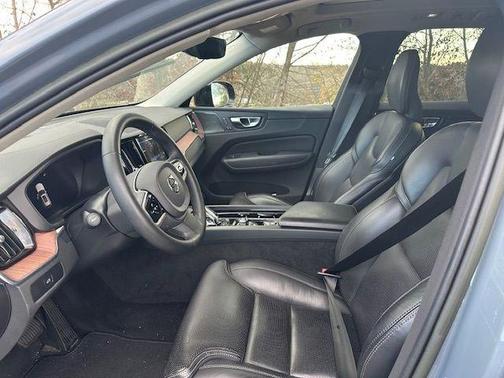 2023 Volvo XC60 B5 Ultimate Dark Theme