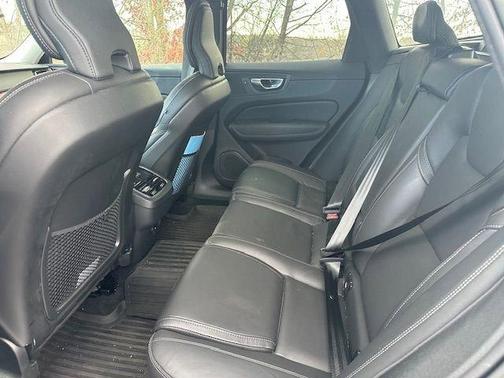 2023 Volvo XC60 B5 Ultimate Dark Theme