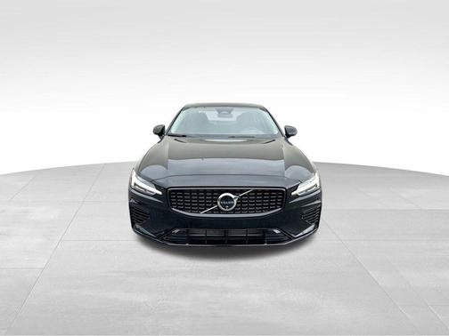 2024 Volvo S60 Recharge Plug-In Hybrid T8 Plus Dark Theme