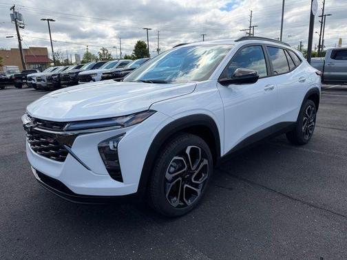 Summit White 2026 Chevrolet Trax FWD 2RS
