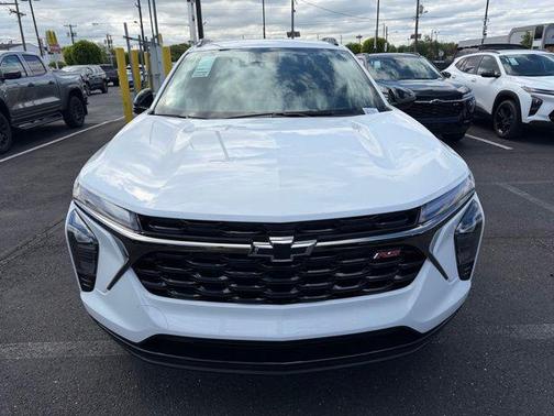 Summit White 2026 Chevrolet Trax FWD 2RS