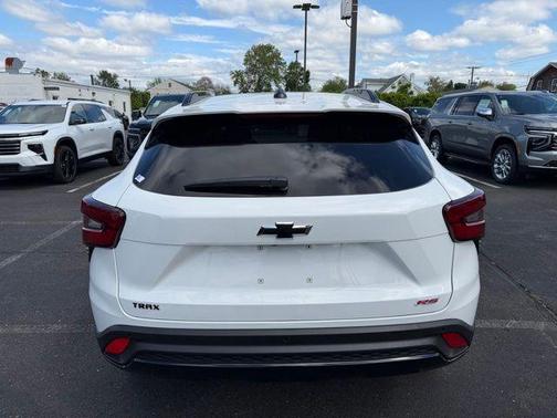 Summit White 2026 Chevrolet Trax FWD 2RS