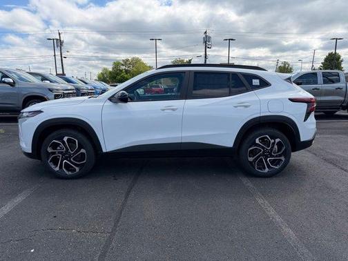 Summit White 2026 Chevrolet Trax FWD 2RS