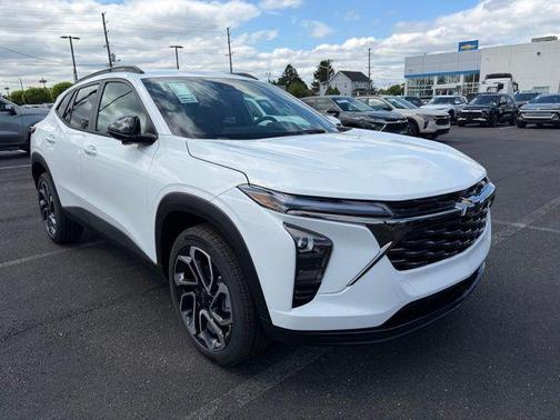 Summit White 2026 Chevrolet Trax FWD 2RS
