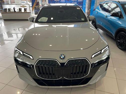 Brooklyn Grey Metallic 2025 BMW 750e i xDrive