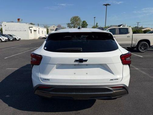 Summit White 2026 Chevrolet Trax FWD ACTIV