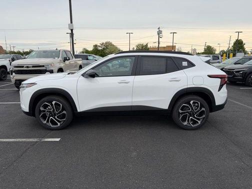 Summit White 2026 Chevrolet Trax FWD 2RS