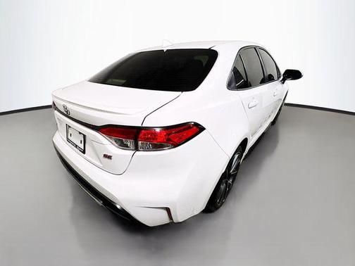 Super White w/Black Sand Pearl Roof 2021 Toyota Corolla SE