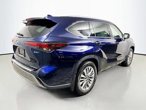2026 Toyota Highlander Hybrid Platinum