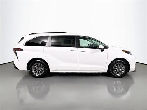 2024 Toyota Sienna LE