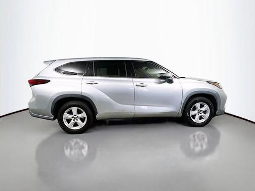 Celestial Silver Metallic 2022 Toyota Highlander LE