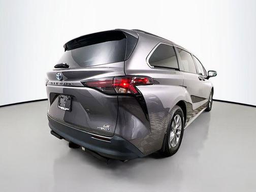 2023 Toyota Sienna LE