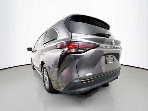 2023 Toyota Sienna LE