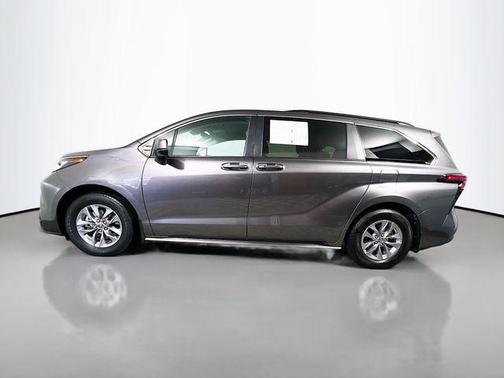 2023 Toyota Sienna LE